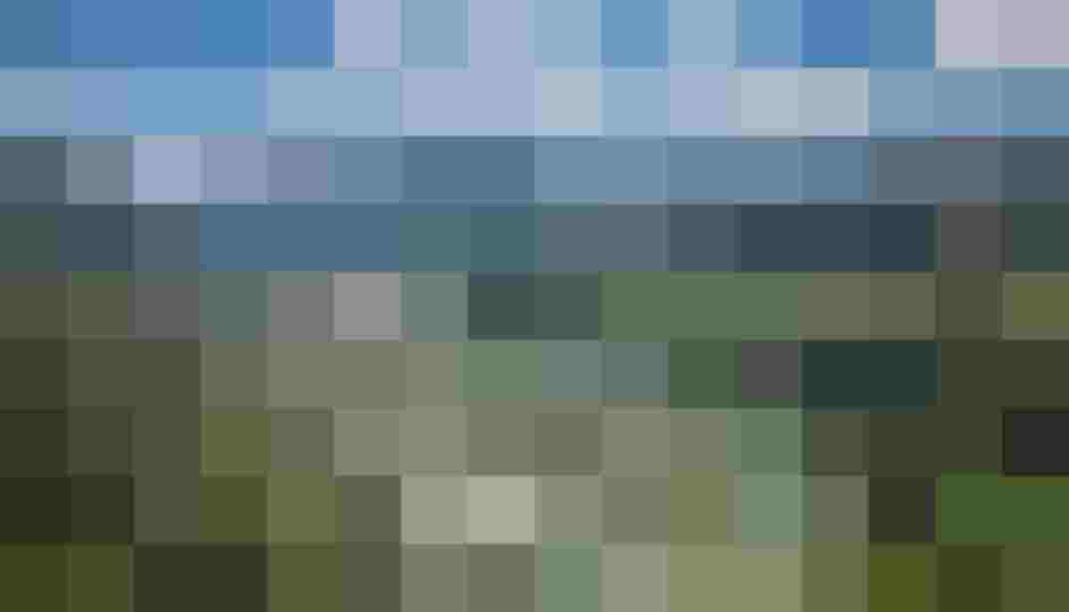 Luftaufnahme eines Tals mit Fluss, Ortschaften, Feldern und Bergen unter blauem Himmel mit Wolken