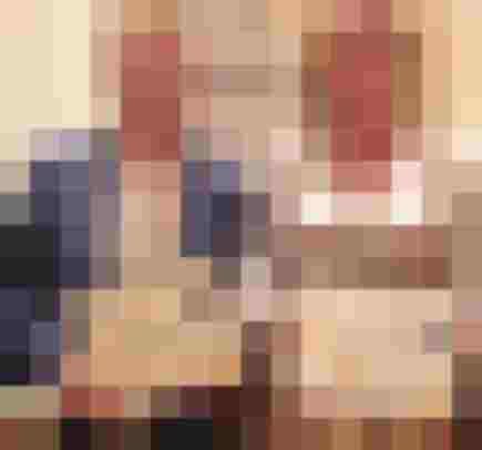 Zwei Personen halten Urkunden vor einer Wand mit teilweise sichtbarem Schriftzug „European Energy Award“