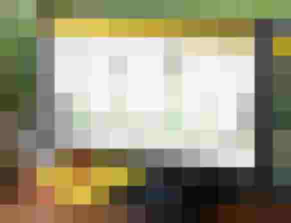 Monitor mit Balkendiagramm und der Überschrift „Indikator: Erneuerbare Wärme“ auf einem Schreibtisch