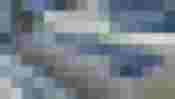 Photovoltaikanlage auf einem Flachdach mit zwei Personen und umliegenden Wohnhäusern