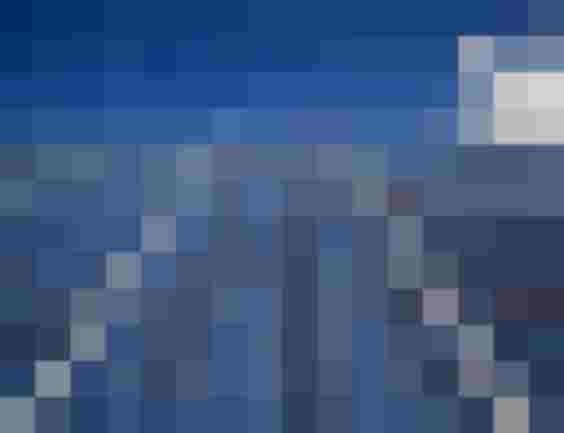 Große Photovoltaikanlage unter blauem Himmel mit einer weißen Wolke